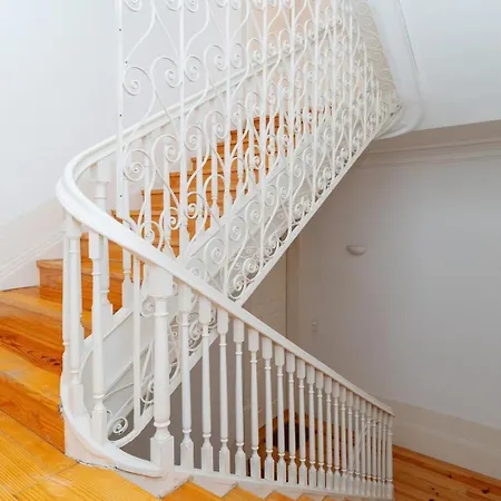 Loft With Private Balcony And A Classic Ceiling Porto
