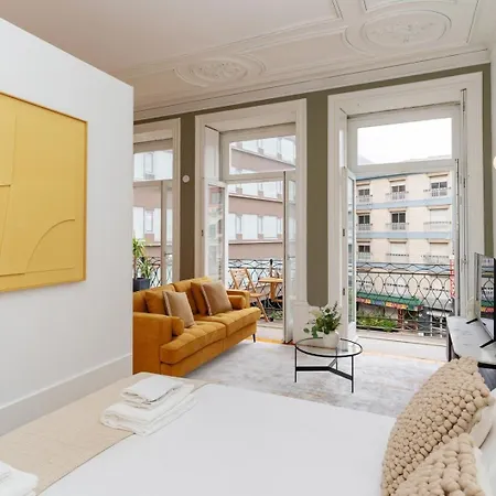 Loft With Private Balcony And A Classic Ceiling Porto