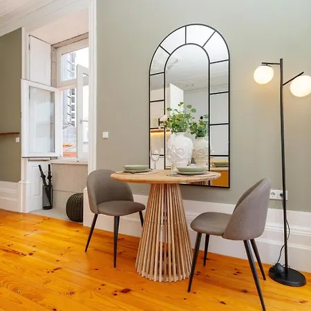 דירה Loft With Private Balcony And A Classic Ceiling