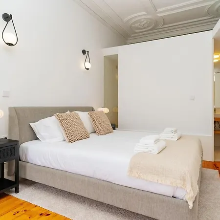 Loft With Private Balcony And A Classic Ceiling 아파트
