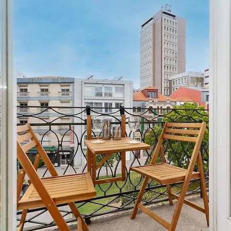 Loft With Private Balcony And A Classic Ceiling פורטו