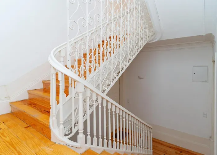 Loft With Private Balcony And A Classic Ceiling Porto