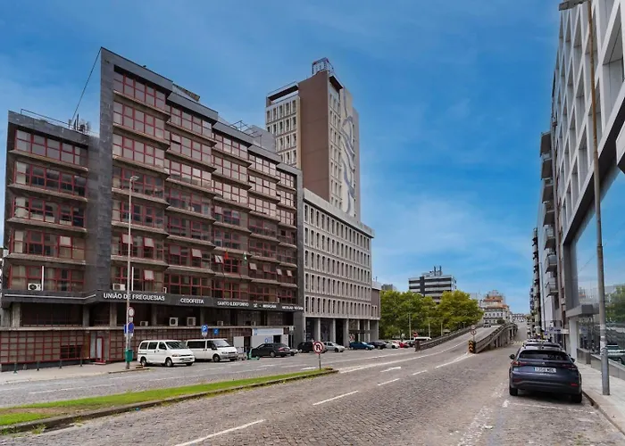 Loft With Private Balcony And A Classic Ceiling *