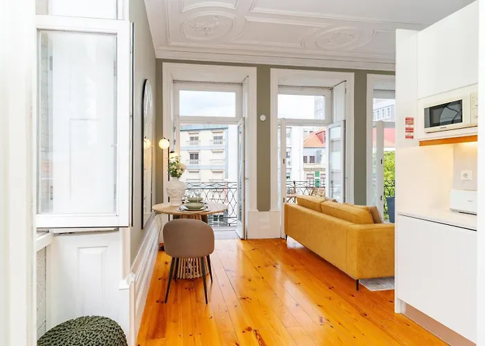 Loft With Private Balcony And A Classic Ceiling Porto