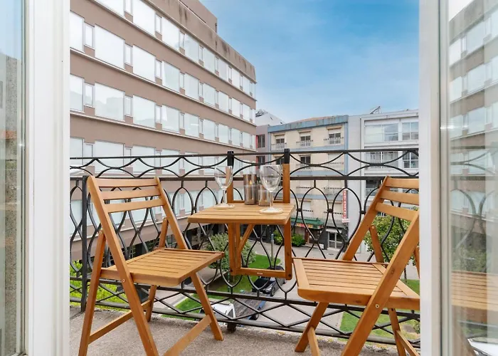 Loft With Private Balcony And A Classic Ceiling Apartamento Porto
