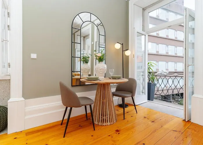 Loft With Private Balcony And A Classic Ceiling Apartamento Porto
