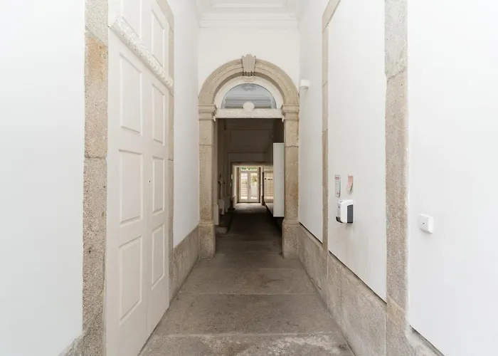 Апартаменты Loft With Private Balcony And A Classic Ceiling Порту