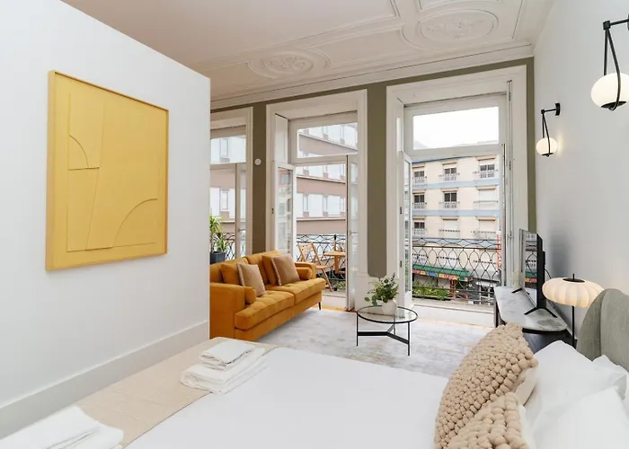 Loft With Private Balcony And A Classic Ceiling Порту