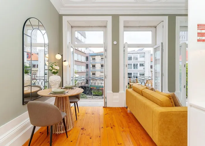 Loft With Private Balcony And A Classic Ceiling Порту